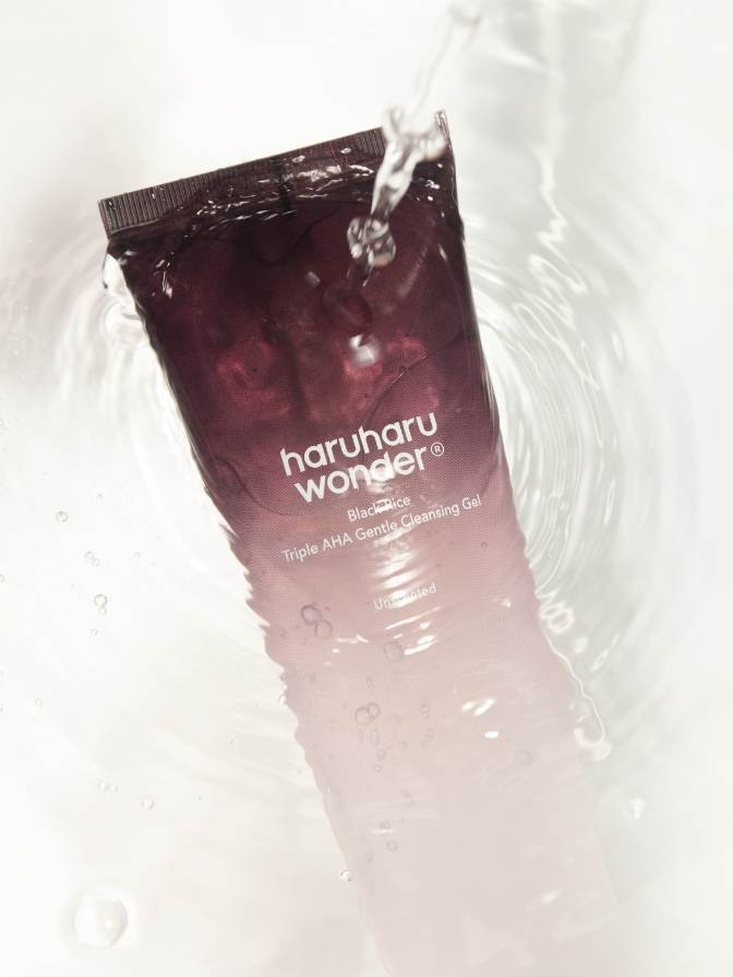 Haruharu Wonder cleansing gel packaging with a white background