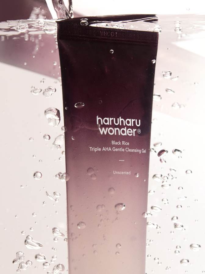 Haruharu Wonder cleansing gel tube with water droplets on a light background